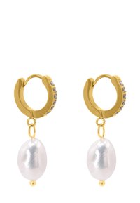 Boucles d'oreilles en or avec une rangée d'accents en cristal et une perle baroque blanche suspendue, mettant en valeur une texture brillante et une forme organique.