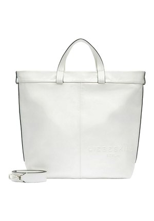 Weiße Leder-Tote-Bag mit schwarzem Trim, doppelten Griffen und geprägtem Branding. Enthält einen abnehmbaren passenden Schulterriemen. Glatte Textur, großes Design.