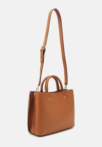 Sac à main en cuir marron avec deux poignées supérieures et une bandoulière ajustable. Texture lisse et accents en matériel argenté minimalistes.