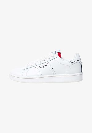 Sneaker in pelle bianca con dettagli perforati, lacci piatti e punta rotonda. Presenta un accento rosso nel tallone e una linea nera a contrasto.