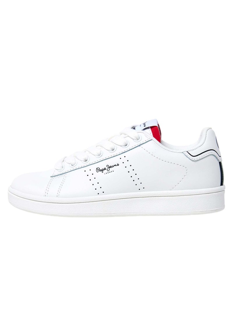 Sneaker in pelle bianca con dettagli perforati, lacci piatti e punta rotonda. Presenta un accento rosso nel tallone e una linea nera a contrasto.
