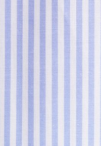 Bandes verticales alternées bleu clair et blanc avec une surface en tissu tissé texturé.