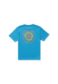 T-shirt en coton turquoise à manches courtes ; présente un graphique de soleil multicolore et le texte "Volcom Stone Co." imprimé au dos.