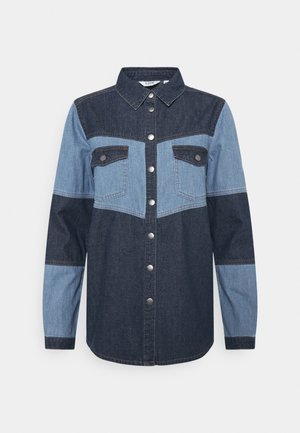 Langærmet denim skjortejakke med mørkeblå og lyseblå farveblokke, frontknapper med trykknapper, to brystlommer med klap og en klassisk krave.