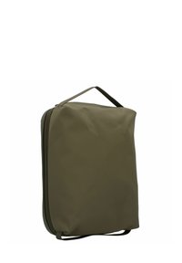 Bolso rectangular verde oliva hecho de material suave, con un asa en la parte superior y cierre de cremallera. Diseño sencillo sin acentos visibles.