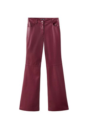 Pantalon taille haute en cuir synthétique bordeaux avec bouton et fermeture éclair devant, passants pour ceinture, poches avant et jambes évasées.