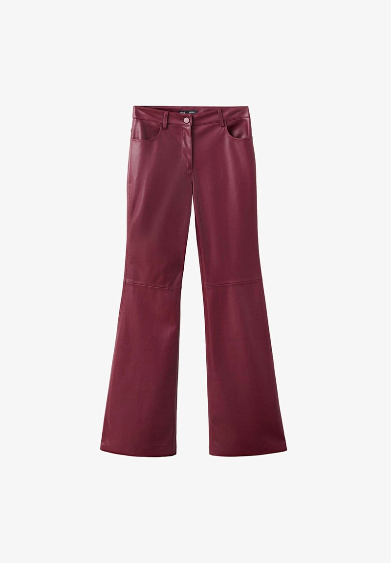 Pantalon taille haute en cuir synthétique bordeaux avec bouton et fermeture éclair devant, passants pour ceinture, poches avant et jambes évasées.