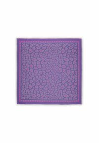 Sjaal met luipaardprint, gekenmerkt door een paarse achtergrond met roze en grijze vlekken. Afgewerkt met een effen paarse rand en franjes aan de randen.