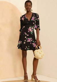 Love & Roses PRINTED TWIST FLUTE SLEEVE MINI - REGULAR FIT - Dnevna haljina - black floral