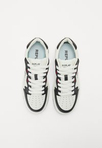 Weiße und schwarze Sneaker mit perforierter Zehenpartie, kontrastierenden roten Akzenten, flachen Schnürsenkeln und einer hellblauen Innensohle mit "REPLAY"-Branding.