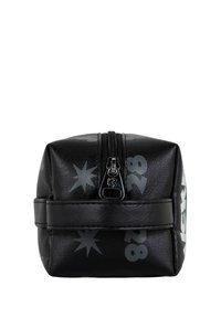 Trousse de maquillage rectangulaire noire en matériau brillant, ornée de graphiques d'étoiles argentées, d'une fermeture éclair principale et de grands chiffres sur le côté.