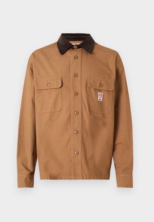 Giacca marrone con bottoni, colletto in corduroy marrone scuro, due tasche anteriori con patta e una piccola toppa rettangolare sul taschino destro.