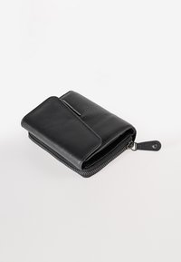 Zwarte leren portemonnee met een gestructureerde afwerking, rits rondom en een snap button klep. Voorzien van een kleine lus voor bevestiging.