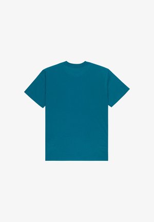 Prosty zielono-niebieski t-shirt z krótkim rękawem, pokazany od tyłu na białym tle.