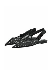 Bailarinas de malla negra tipo slingback con punteras puntiagudas, adornadas con tachuelas plateadas, presentan una suela plana y una correa ajustable para un ajuste seguro.