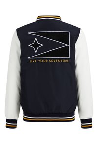 Marinblå varsityjacka med vita ärmar, randig krage och manschetter, med en svart stjärnsymbol och texten "Lev ditt äventyr" på ryggen.