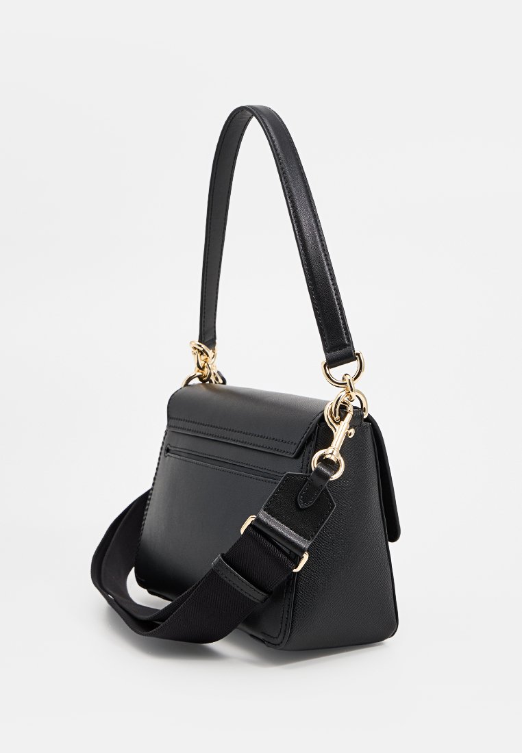 Sac à main en cuir noir au design structuré, avec une poignée supérieure, une bandoulière réglable, des accents en métal doré et une poche zippée à l'arrière.
