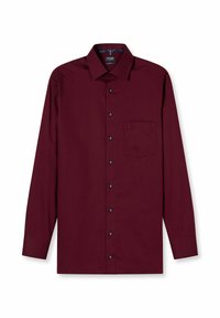 Bordeauxrotes Hemd mit langem Ärmel, Knopfleiste, spitzem Kragen und linke Brusttasche, flach auf weißem Hintergrund präsentiert.