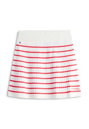 Fustă pliată albă cu dungi orizontale roșii, talie largă și un mic logo Tommy Hilfiger lângă tiv.
