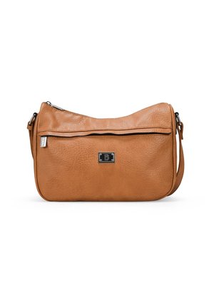 Bolso de hombro de cuero marrón claro con textura suave, correa ajustable única, bolsillo con cremallera en la parte frontal y detalle de logo en relieve en la parte delantera.
