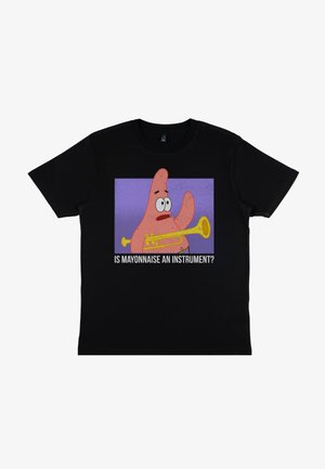T-shirt in cotone nero con un personaggio dei cartoni animati che tiene un trombone giallo su uno sfondo viola, accompagnato dalla scritta "LA MAIONESE È UNO STRUMENTO?"