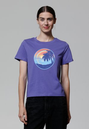 Paars katoenen T-shirt met een ronde grafiek van een palmboom tegen een zonsondergang achtergrond. Korte mouwen en een klassieke ronde hals.