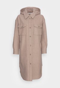 Lange beige wollen jas met capuchon, knoopsluiting aan de voorkant, twee opgestikte borstzakken met knoop en gerimpelde mouwen op een effen achtergrond.