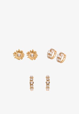 Három pár arany fülbevaló: napkitörés mintájú bedugós fülbevalók központi gyöngyökkel, kis karikák négyzet alakú kristályokkal, valamint függőleges rudak váltakozó gyöngyökkel és kristályokkal.