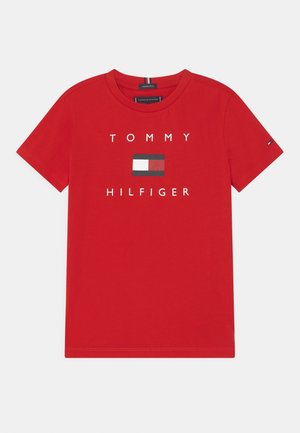 Rød kortærmet t-shirt med rund hals, med Tommy Hilfiger-logo og flag-emblem centreret på fronten.