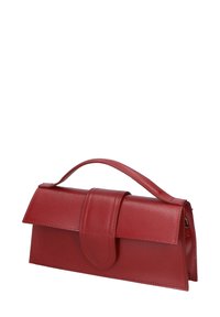 Borsa a tracolla rossa in pelle con un design strutturato, manico superiore e chiusura a pattina. Superficie texturizzata con dettagli di cucitura senza giunture.