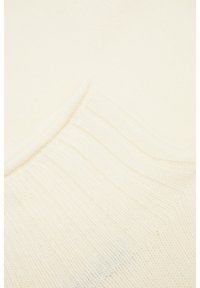 Pull en tricot crème clair avec un motif côtelé texturé, doté d'un col en V et d'un tissu doux et fin pour une finition lisse.