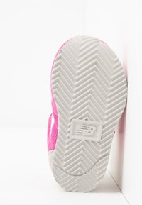 New Balance IV220PKY - Tenisky - pink