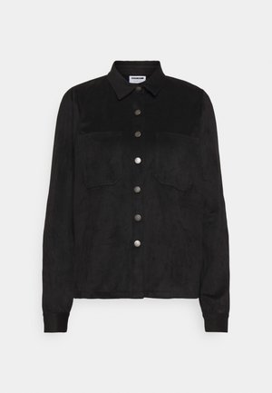 Chemise noire à manches longues avec col, deux poches poitrine et boutons-pression argentés sur le devant.