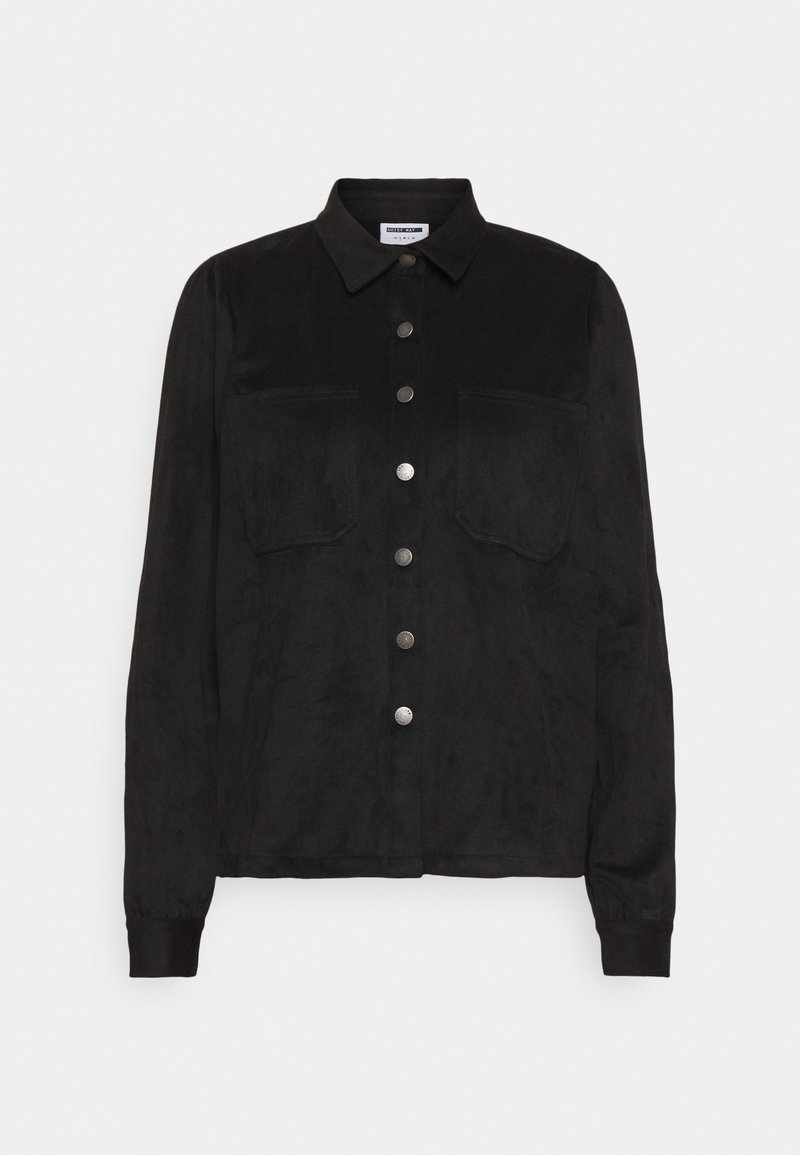 Chemise noire à manches longues avec col, deux poches poitrine et boutons-pression argentés sur le devant.