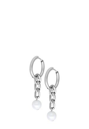 Silberne Creolen mit kurzen Kettengliedern und jeweils einer weißen Perle, die an jeder Kette hängt.