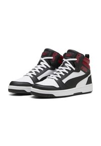 Hoge sneakers van zwart en wit leer met rode accenten. Beschikt over een geperforeerd teengebied, een gewatteerde kraag en witte veters.