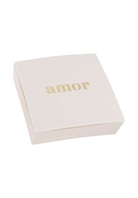 Scatola di gioielli quadrata bianca con la scritta dorata "amor" centrata sulla parte superiore.