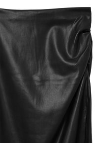 Tissu en cuir noir lisse avec des plis naturels et un subtil éclat, mettant en valeur la texture et le drapé doux.