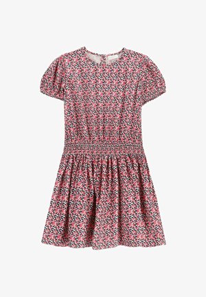 Krótka różowa sukienka w kwiaty z krótkimi bufkami i marszczonym detalem w talii.