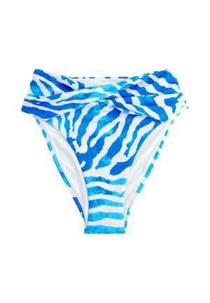 Figi bikini z wysokim stanem w niebieskie i białe paski zebry z detalem skręconego pasa na białym tle.