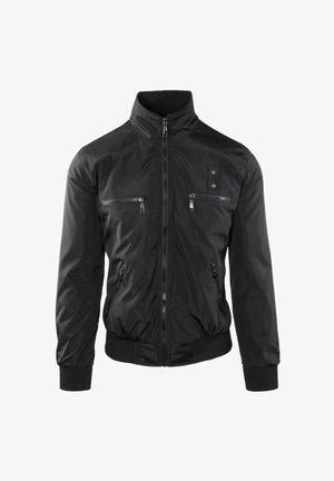 Giubbotto bomber nero con colletto alto, chiusura a zip e quattro tasche con zip. Realizzato in materiale leggero e liscio con polsini a coste.