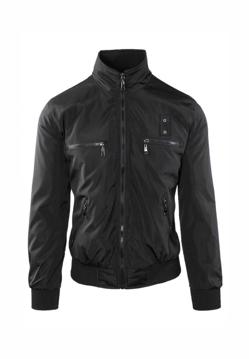Giubbotto bomber nero con colletto alto, chiusura a zip e quattro tasche con zip. Realizzato in materiale leggero e liscio con polsini a coste.