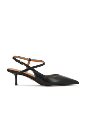 Pantofi cu toc slingback din piele neagră, cu vârf ascuțit, toc subțire și design cu barete încrucișate și cataramă reglabilă.