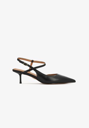 Pantofi cu toc slingback din piele neagră, cu vârf ascuțit, toc subțire și design cu barete încrucișate și cataramă reglabilă.