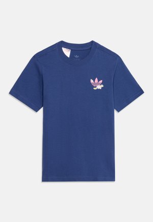 Granatowy t-shirt z krótkim rękawem z małym różowym logo Adidas trefoil i kwiatowym wzorem na lewej piersi.