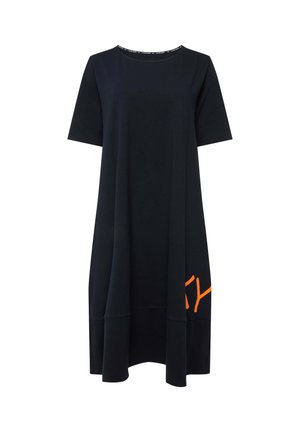 Schwarzes Kurzarmkleid mit lockerer A-Linie, das ein orangefarbenes grafisches Detail unten rechts und einen runden Halsausschnitt aufweist.
