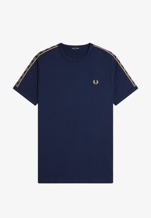 Maglietta a maniche corte blu navy con logo di alloro dorato sul petto e nastro a strisce dorate lungo spalle e maniche.