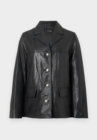 Melnas ādas jakas ar atloku apkakli, četri sudraba pogas priekšā un divas kabatas ar atloku jostasvietā.