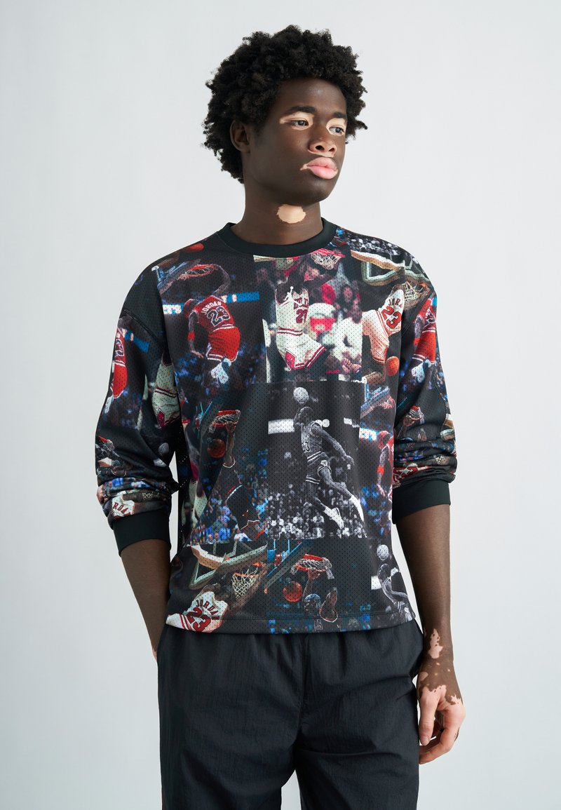 Φούτερ με έντονο γραφικό τύπωμα καλαθοσφαιριστών, κυρίως σε μαύρους, κόκκινους και μπλε τόνους· με ριμπ μανσέτες και λαιμόκοψη.