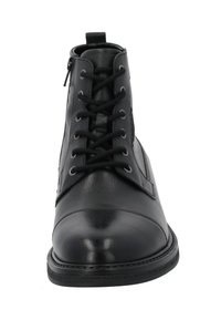 Botines de cuero negro con punta redondeada, cordones en la parte delantera con ojales de metal, cremallera lateral y suela texturizada.